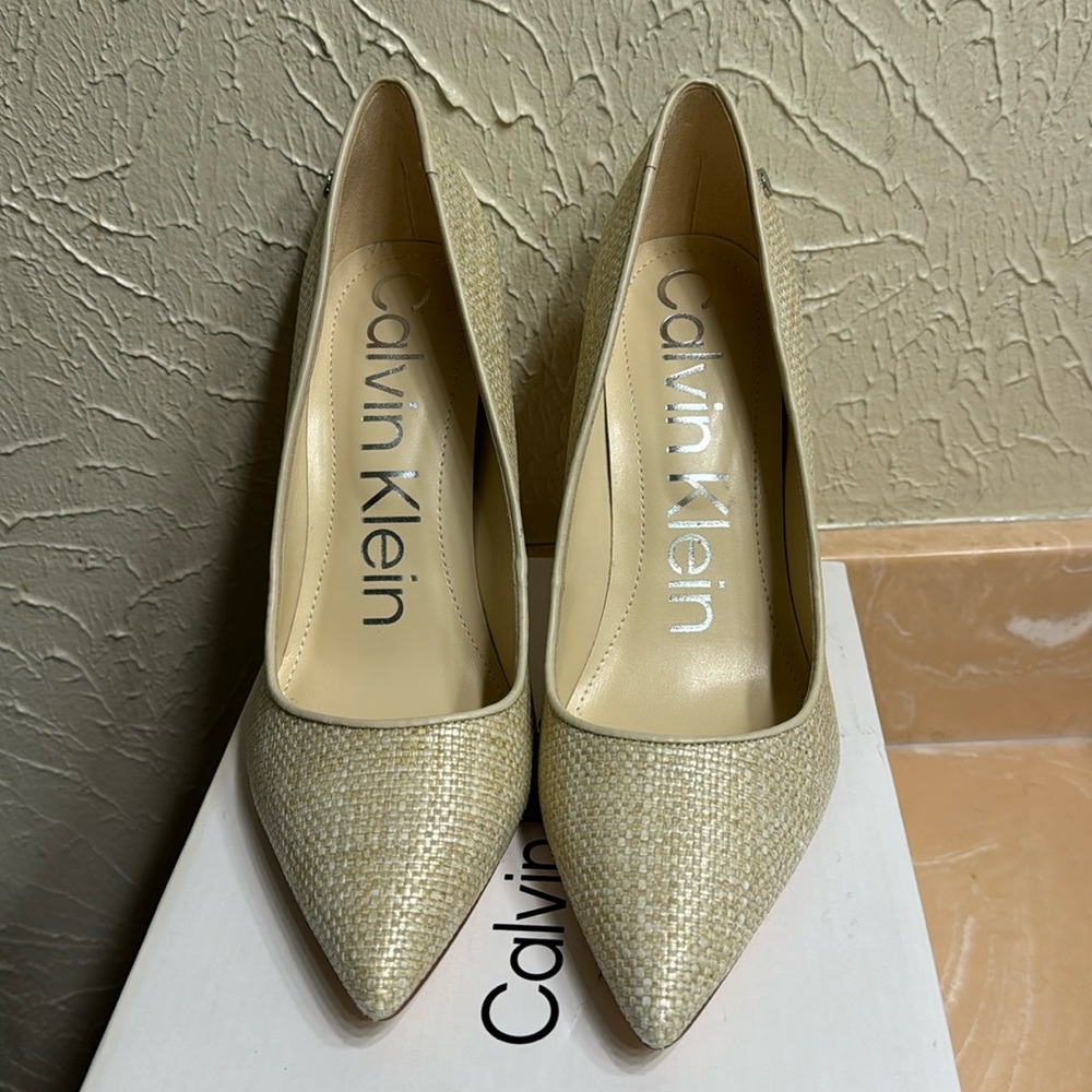 CLASSY PUMPS! 8.5 Calvin Klein